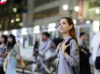 夜の街を歩くインバウンドの旅行者