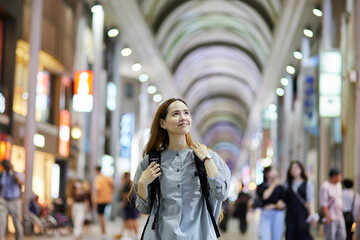 アーケードを歩く外国人の旅行者