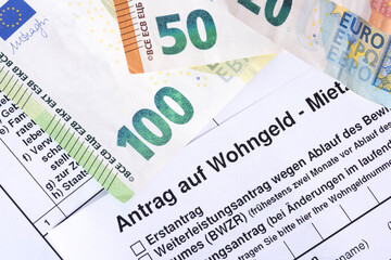 Euro Geldscheine und Antrag auf Wohngeld  - obrazy, fototapety, plakaty