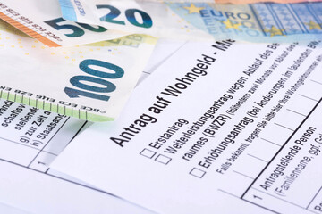 Euro Geldscheine und Antrag auf Wohngeld  - obrazy, fototapety, plakaty