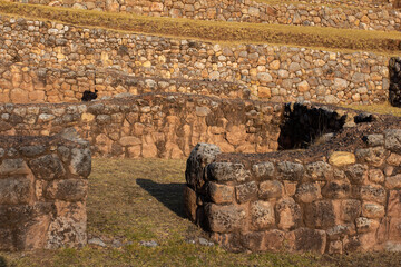 Muros de piedra antigua de la cultura incaica en la zona arqueológica de Inkilltambo en Cusco, Perú - obrazy, fototapety, plakaty
