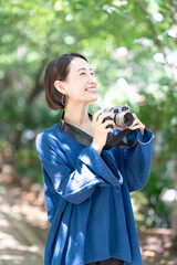 写真を撮る女性