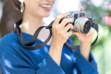 カメラを持つ女性 - obrazy, fototapety, plakaty
