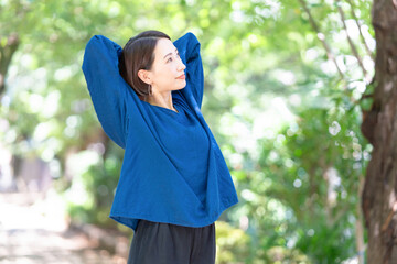 森林浴をする女性