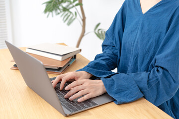 デスクワークをする女性　編集　資格