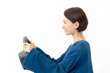 ハンドルを握る女性