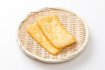 白背景に油揚げ