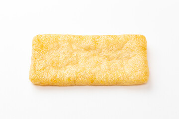 白背景に油揚げ