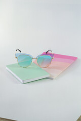 Gafas de color azul sobre una libreta color café