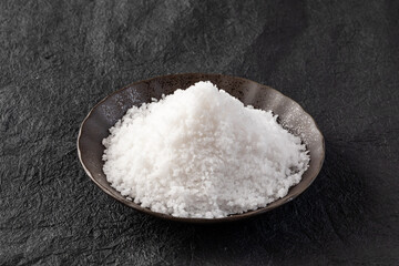 粗塩　山盛り　coarse salt on a plate