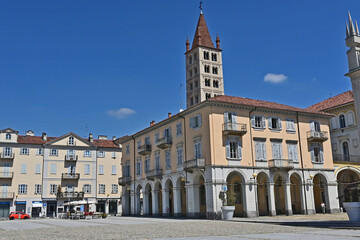 Fototapeta na wymiar Biella, Piazza del Duomo, palazzo del Comune e campanile del Duomo - Piemonte 