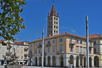 Naklejka premium Biella, Piazza del Duomo, palazzo del Comune e campanile del Duomo - Piemonte