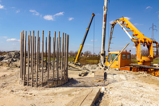 Top part of reinforced pillars for bridge foundation