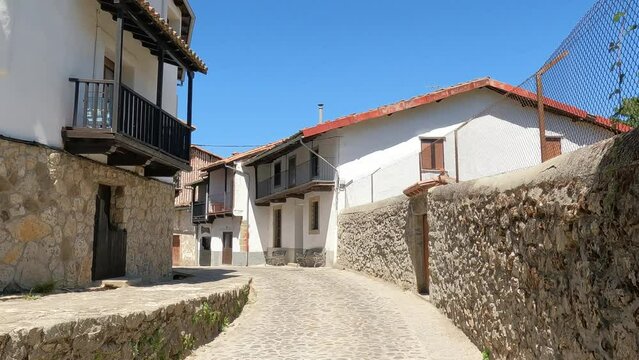 Caminando por una calle de la hermosa villa medieval de Candelario, Espa&ntilde;a