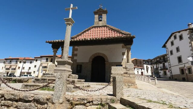 Cruz de piedra y portal de la ermita del Humilladero, siglo XVI en la hermosa villa de Candelario, Espa&ntilde;a