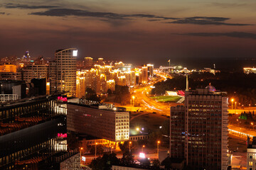 Obraz premium Top view of the night city, lights of lamps and cars in the dark