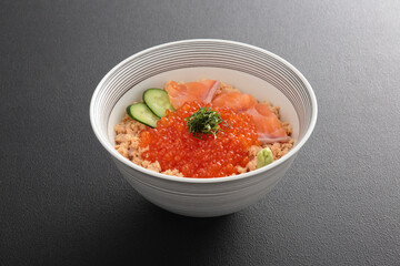サーモンはらこ丼