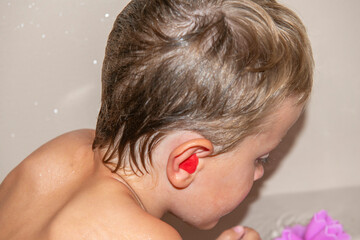 enfant avec bouchon d'oreille