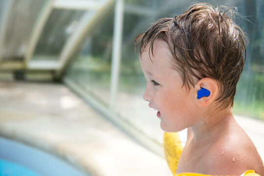 enfant avec bouchon d'oreille