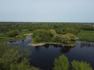 Obraz premium Aerial view of a park in Winnipeg with lakes and green grass