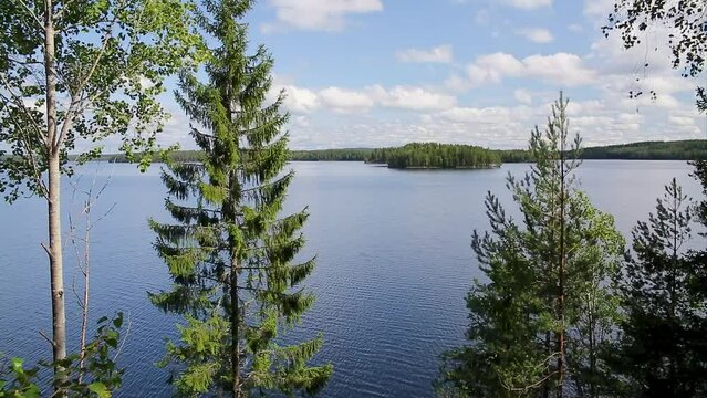 Himmel und Wolken &uuml;ber dem Wasser am See V&auml;stra Silen in Schweden V&auml;rmland