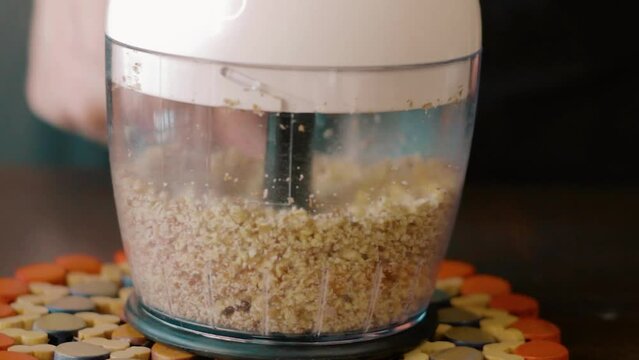 walnuts and garlic are mixed, mixed with bread crumbs. Prepare Circassian Chicken Sauce