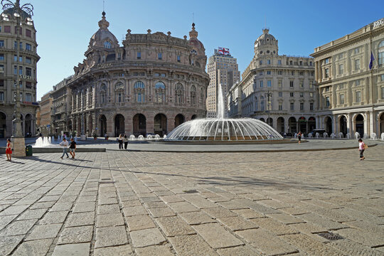 Genova Piazza De Ferrari quasi deserta in una bella giornata d'estate. Una bella foto ricordo di Genova