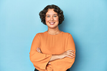Obraz premium Young Caucasian woman with short hair who feels confident, crossing arms with determination.