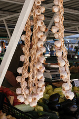 Aufgehängter Knoblauch an einem Marktstand