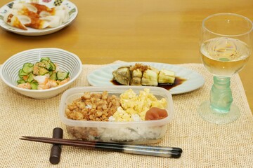 お弁当と小皿に盛った料理
