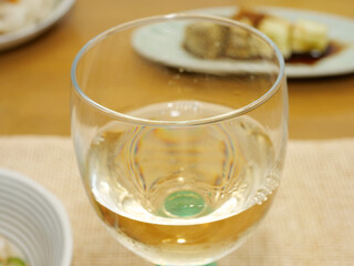 グラスに注いだ白ワイン