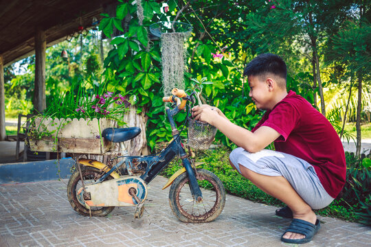 Asian boys have found old bicycles by turning them into flower pots for their homes.This creative idea not only makes use of discarded items but also creates a beautiful and sustainable garden design