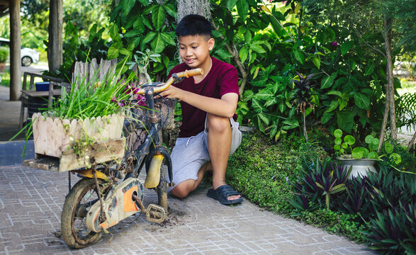Asian boys have found old bicycles by turning them into flower pots for their homes.This creative idea not only makes use of discarded items but also creates a beautiful and sustainable garden design