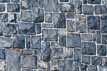 Mit Natursteinen verkleidete Wand