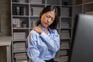 Company employees working overtime after work, working overtime after working hours due to heavy workload, employees are stressed and tired from working hard all day and continuously working overtime.