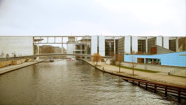 Zeitraffer Video vom Kanzleramt an der Spree in Berlin Mitte im Herbst Winter bei bedecktem Himmel