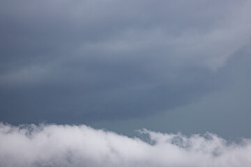 都会の夏・秋の空・竜巻が発生しそうな嵐の雨雲が広がる空と龍のような白い雲（東京都千代田区）