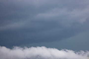 都会の夏・秋の空・竜巻が発生しそうな嵐の雨雲が広がる空と龍のような白い雲（東京都千代田区）