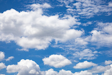 Naklejka na ściany i meble 鮮やか、爽やかな青空の都会の空・雄大な清々しい空と絵本やアニメのようなもくもく雲（東京都千代田区）