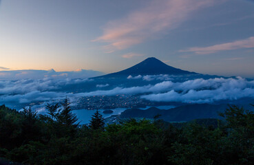 Fototapeta premium 夏の新道峠から夜明けの富士山