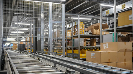 Automatic conveyor system with lift and few line in warehouse E-commerce	
