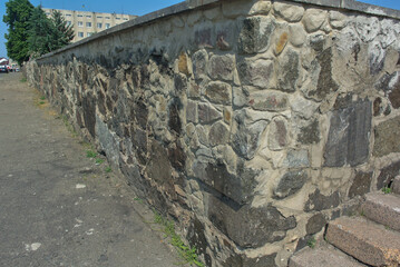 Stone masonry walls made of granite.