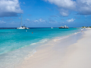 Obraz premium Beautiful turquoise, blue water and white beach at Curacao (Klein Curaçao)
