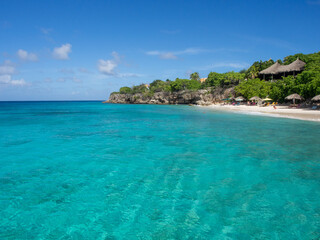 Fototapeta na wymiar Beautiful turquoise, blue water and white beach at Curacao (Playa Kalki)