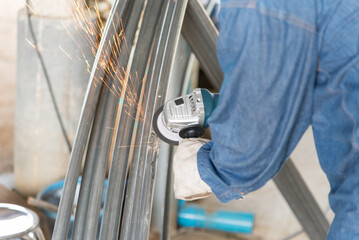 worker use grinding machine for grinding surface for steel pipe