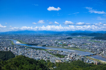 晴れた日の金華山展望台から見た岐阜県岐阜市の都市景観