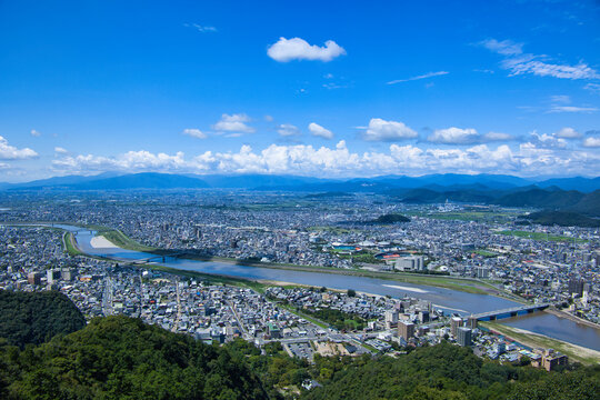 晴れた日の金華山展望台から見た岐阜県岐阜市の都市景観