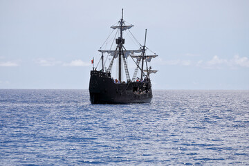 Obraz premium Ein Nachbau der historischen Santa Maria vor der Küste von Madeira