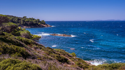 Fototapeta na wymiar Paysage marin de la côte sauvage et rocheuse du Cap Lardier aux eaux transparentes en été en France dans le département du Var