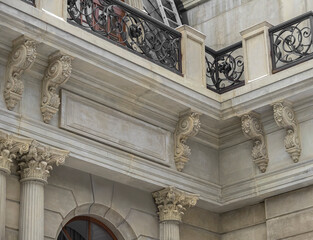 Obraz premium A building finished with concrete embellishments